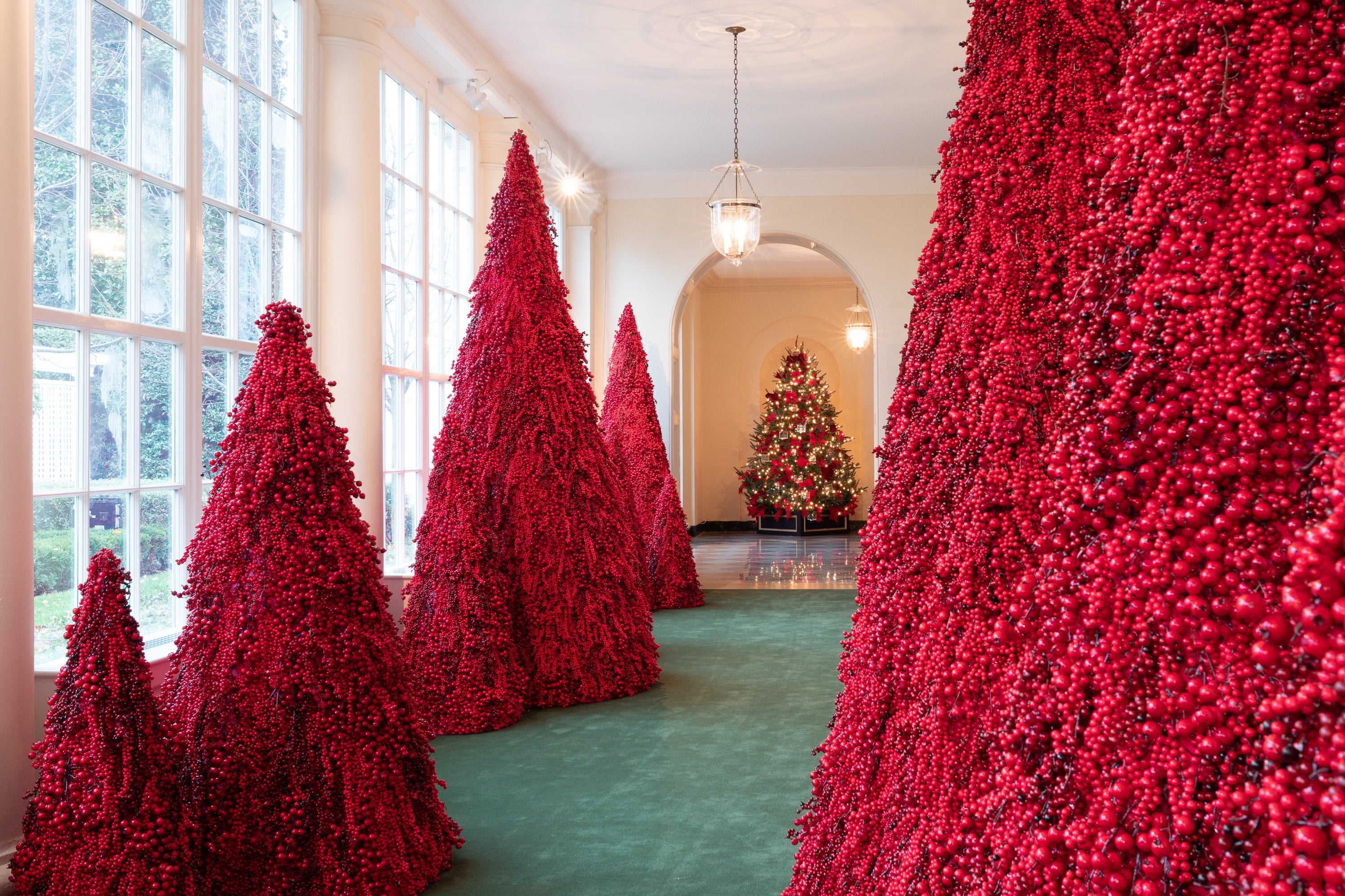 Мелания Трамп украсила белый дом к Рождеству красными елями