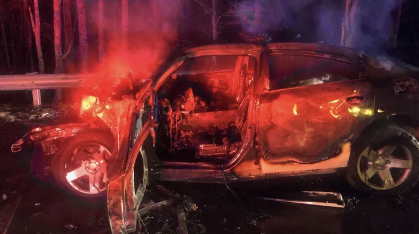 ‘brave Citizen Rescues Trapped Cop Whose Patrol Car Burst Into Flames